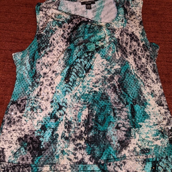 Top - Picture 2 of 4